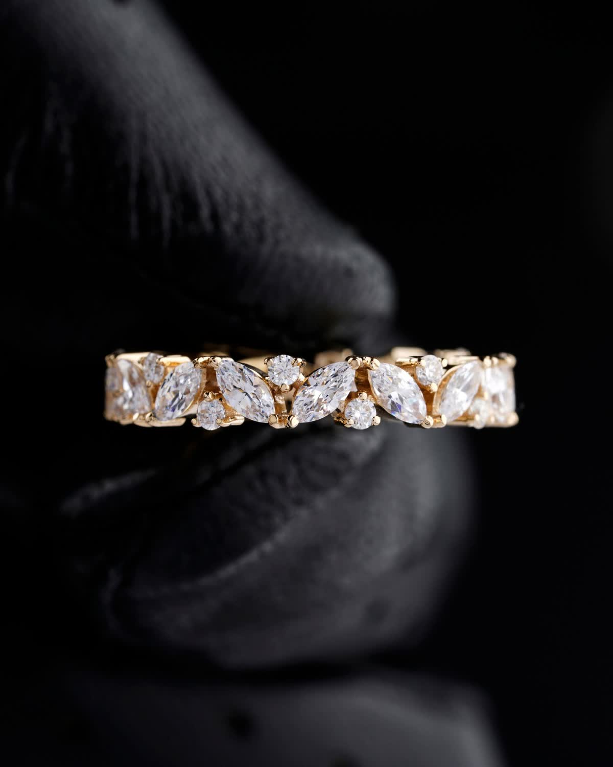 Aliança eternity, diamantes por toda a volta